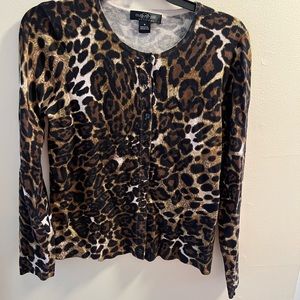 Womens cardigan sweater size medium.
button up front. Clean smoke free home